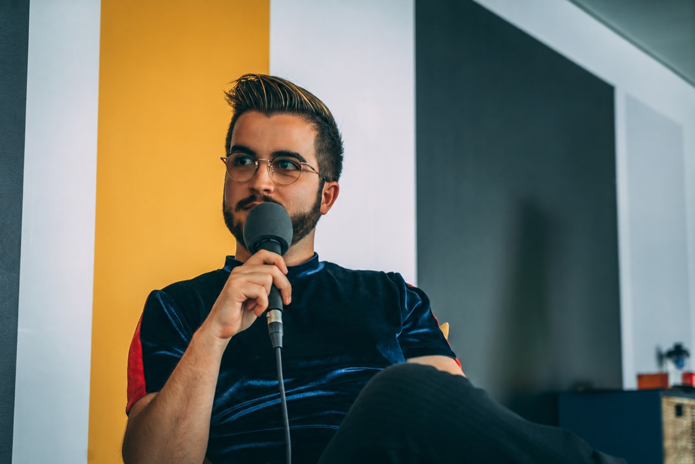 François Allet, microphone en main, lors d’un entretien